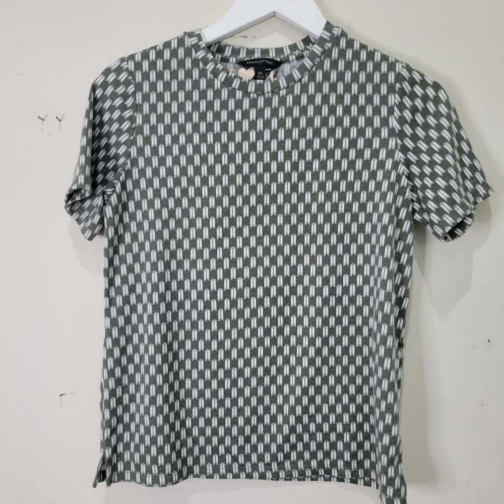 {3/$20} Banana Republic Green Patterned Tee
